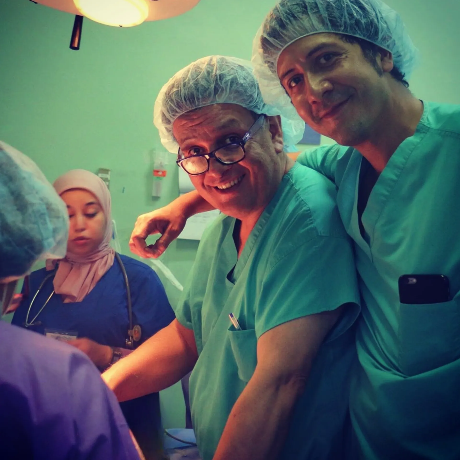 Dr. Nico Sierra y su padre, el Dr. Plinio Sierra, voluntarios de Operation Smile fisura labiopalatina — Dr. Nico Sierra Barcelona